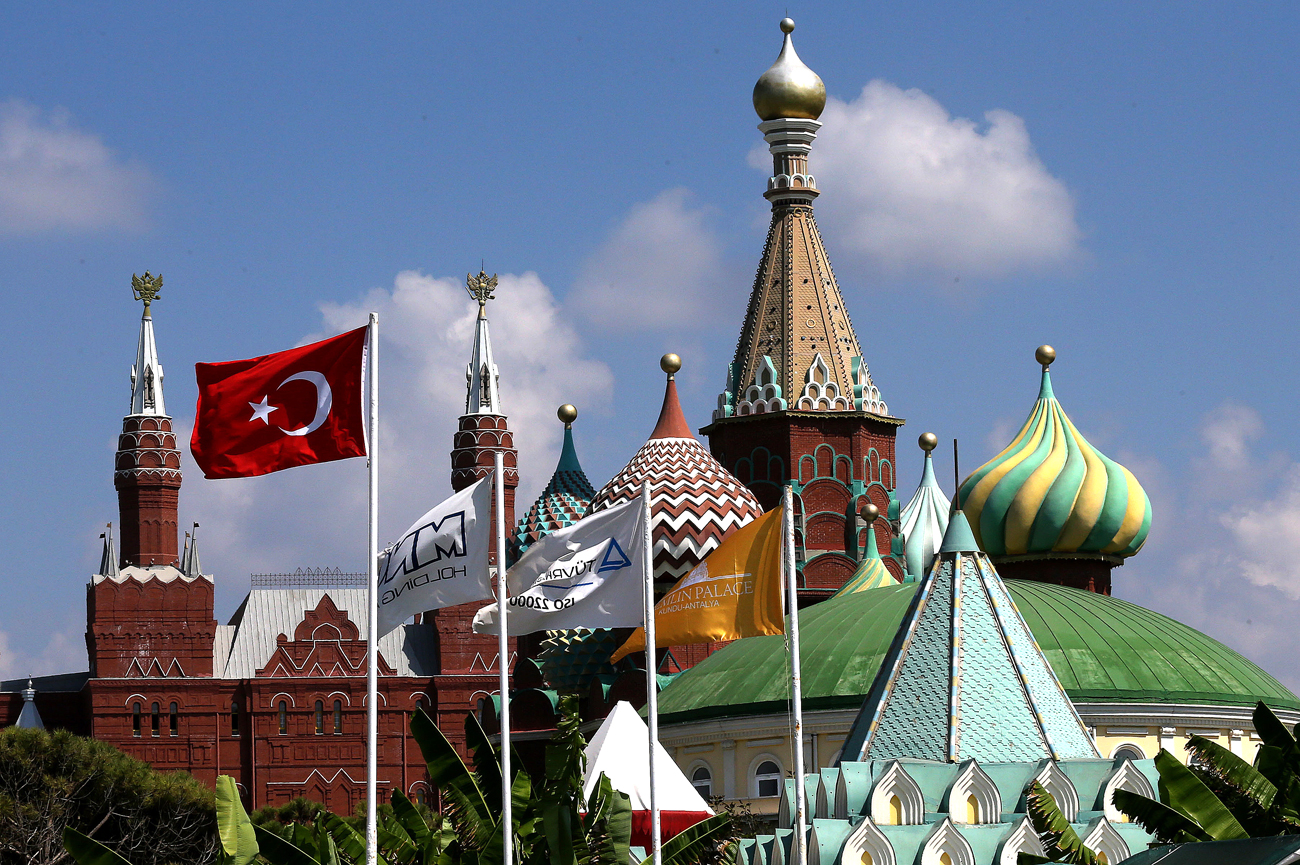 Хотелот „Кремљ“ во Анталија. Руската Федерална агенција за воздушен превоз ги забрани чартер-летовите за Турција по соборувањето на авионот Су-24 на руското воено воздухопловство во близина на турско-сириската граница во ноември 2015 година.