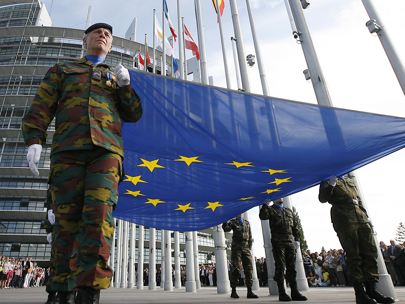 Vojaki evropskih sil Eurocorps pred stavbo evropskega parlamenta ob 25. obletnici sprejema evropske zastave. Strasbourg, 9. maj 2011.