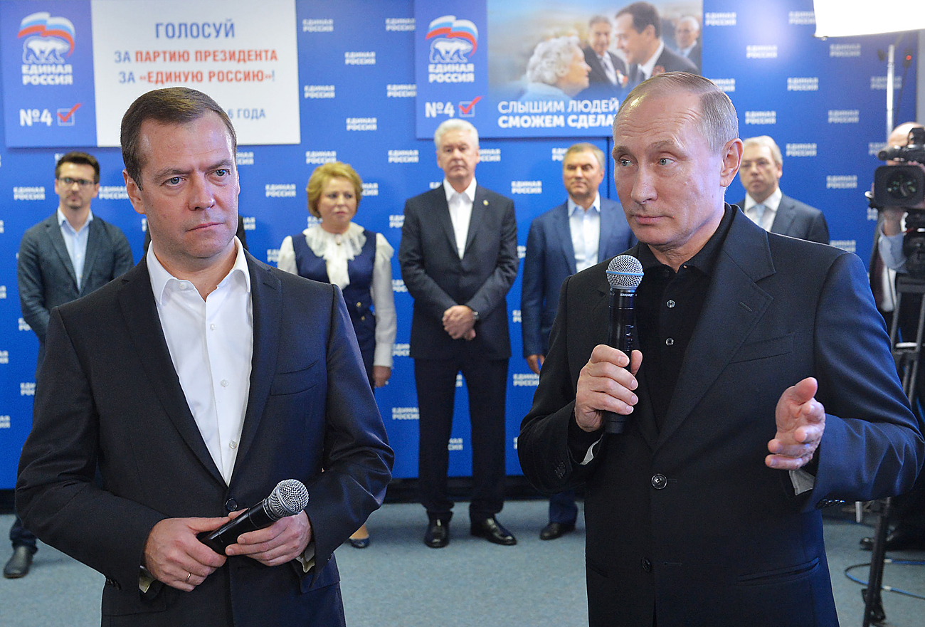 Premiê russo Dmítri Medvedev e presidente Vladímir Pútin visitam comitê de campanha do Rússia Unida após as eleições de domingo (18).