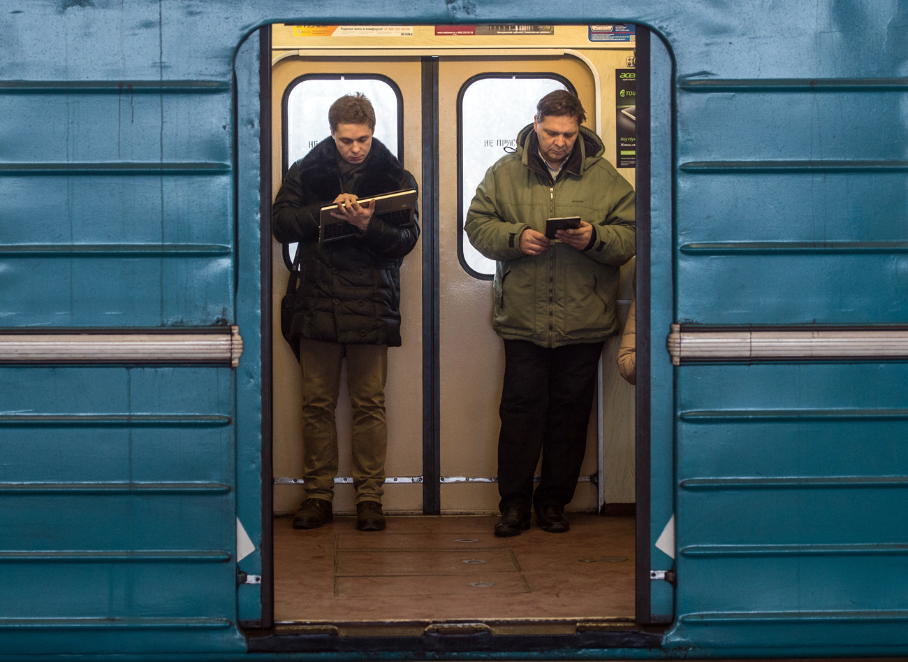 Passeggeri navigano su internet nella metro di Mosca, dove è presente un servizio di Wi-Fi gratuito.
