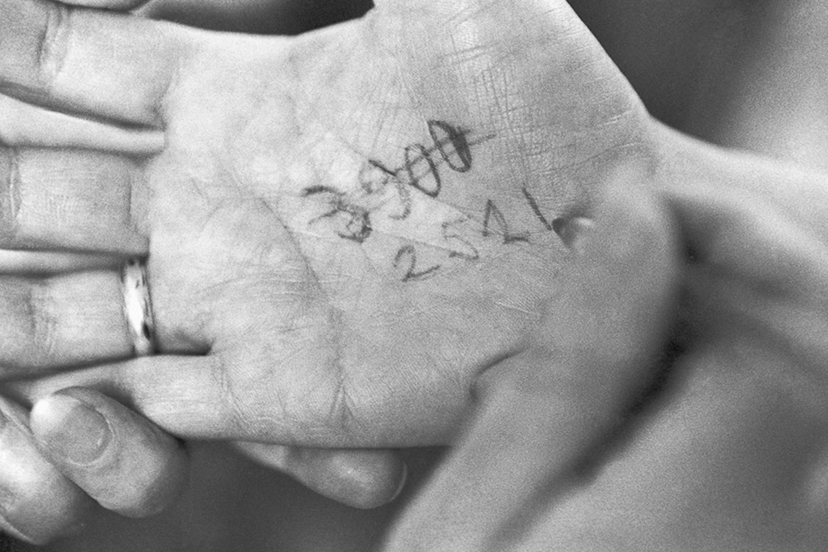 Понякога купувачите използват химикалка, за да напишат номера си на опашката върху дланта си. / Номер на опашката.