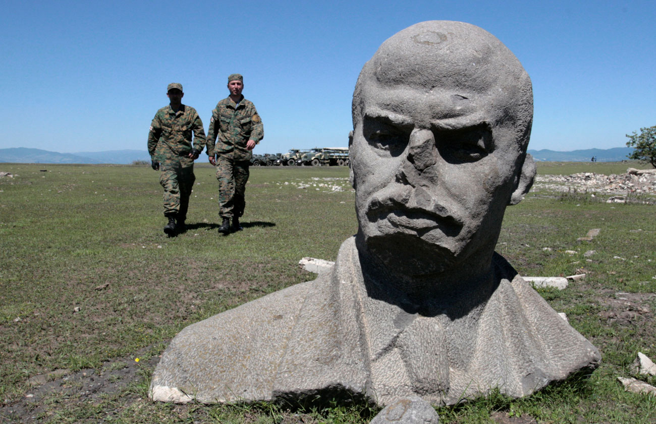Relikvija iz preteklosti. Uničen spomenik Lenina v vojaški bazi Vaziani, nekdanji bazi sovjetske vojske v bližini Tbilisija v Gruziji. Vir: AP