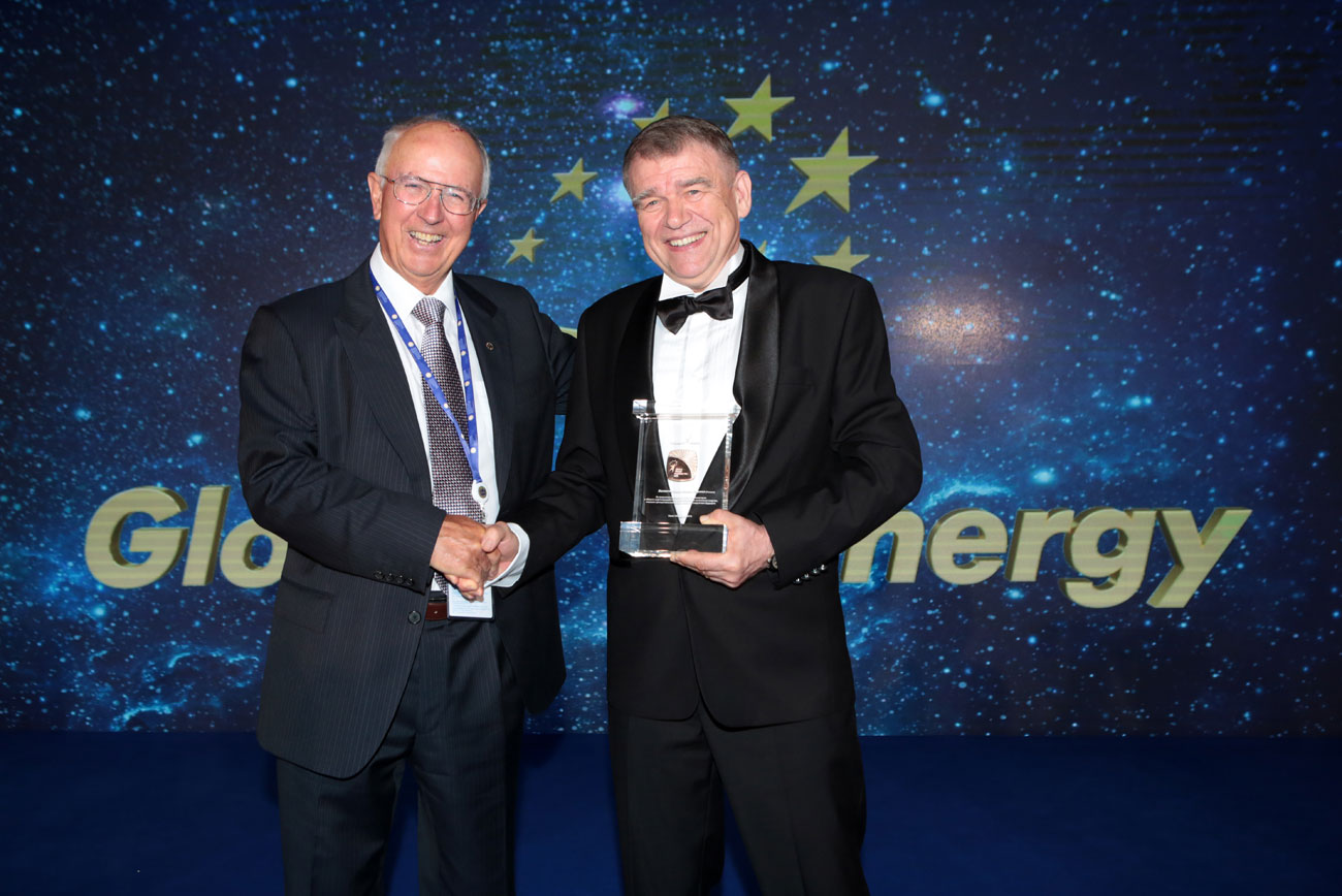 Winning science: Rodney John Allam (L), chair of the Global Energy Prize committee, and Prof. Valentin Parmon, this year’s winner.