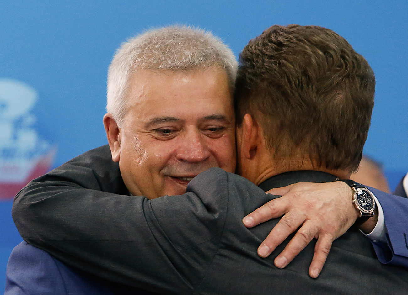 Le patron de Gazprom Alexei Miller (à gauche) embrasse le PDG de Lukoil Vagit Alekperov (à droit) au Forum économique international de Saint-Pétersbourg en 2014.
