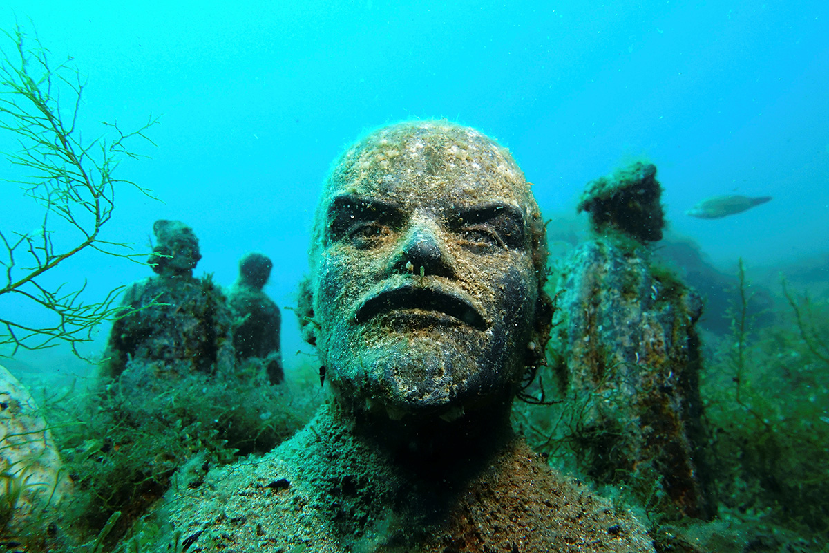 Nel fondo del Mar Nero, non lontano dalle coste della Crimea, si trova un curioso museo subacqueo