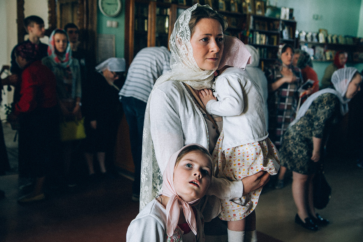 Alina et Sergueï sont mariés depuis 15 ans. Ils vivent dans la petite ville russe de Iaroslavl, près de Moscou. Sergueï est un ataman cosaque, alors que sa femme Alina s’occupe principalement de leurs enfants.