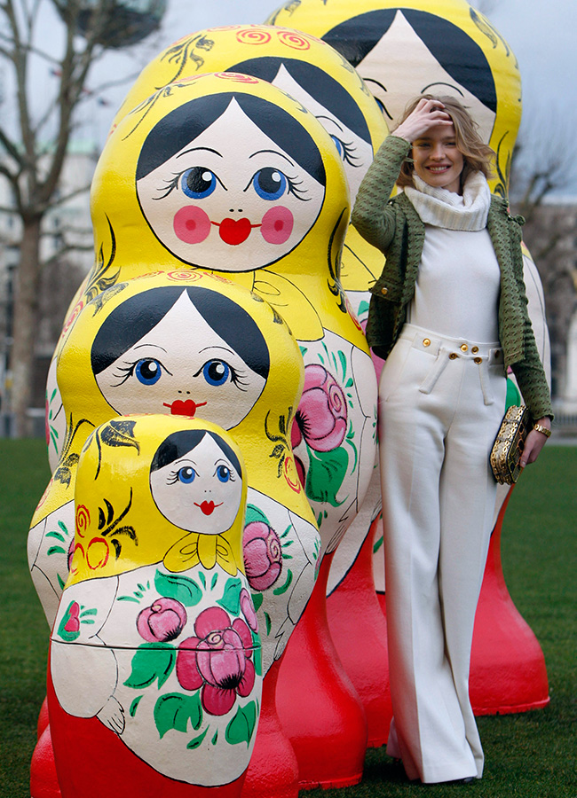 Матрьошките могат да са с всякакъв размер – някои се забелязват от далеч. / Руският модел Наталия Водянова позира с руски кукли на Руския зимен фестивал в Лондон, 2008 година.