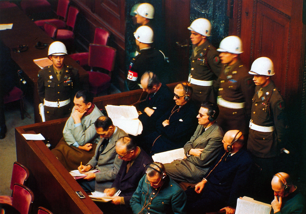 От ляво надясно на първия ред: Херман Гьоринг, Рудолф Хес, Йоахим Рибентроп, Вилхелм Кайтел и (от ляво надясно на втория ред) Карл Дьониц, Ерих Редер, Балдур Ширах, Фриц Заукел, Алфред Йодъл по време на съдебния процес.