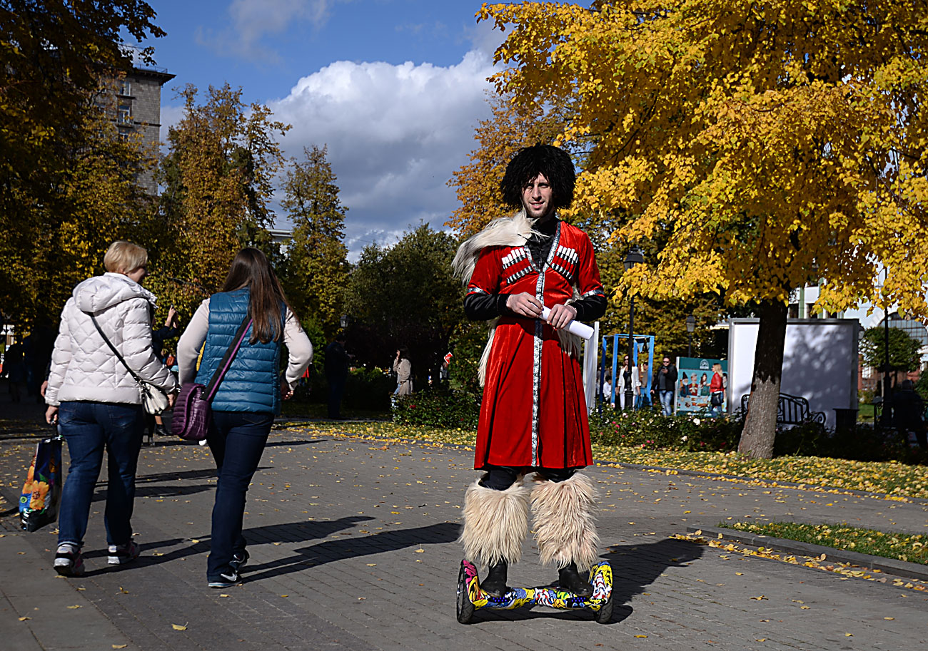 Учесник во есенскиот фестивал на грузиска култура и кујна „Тбилисоба“ во паркот „Ермитаж“ во Москва.