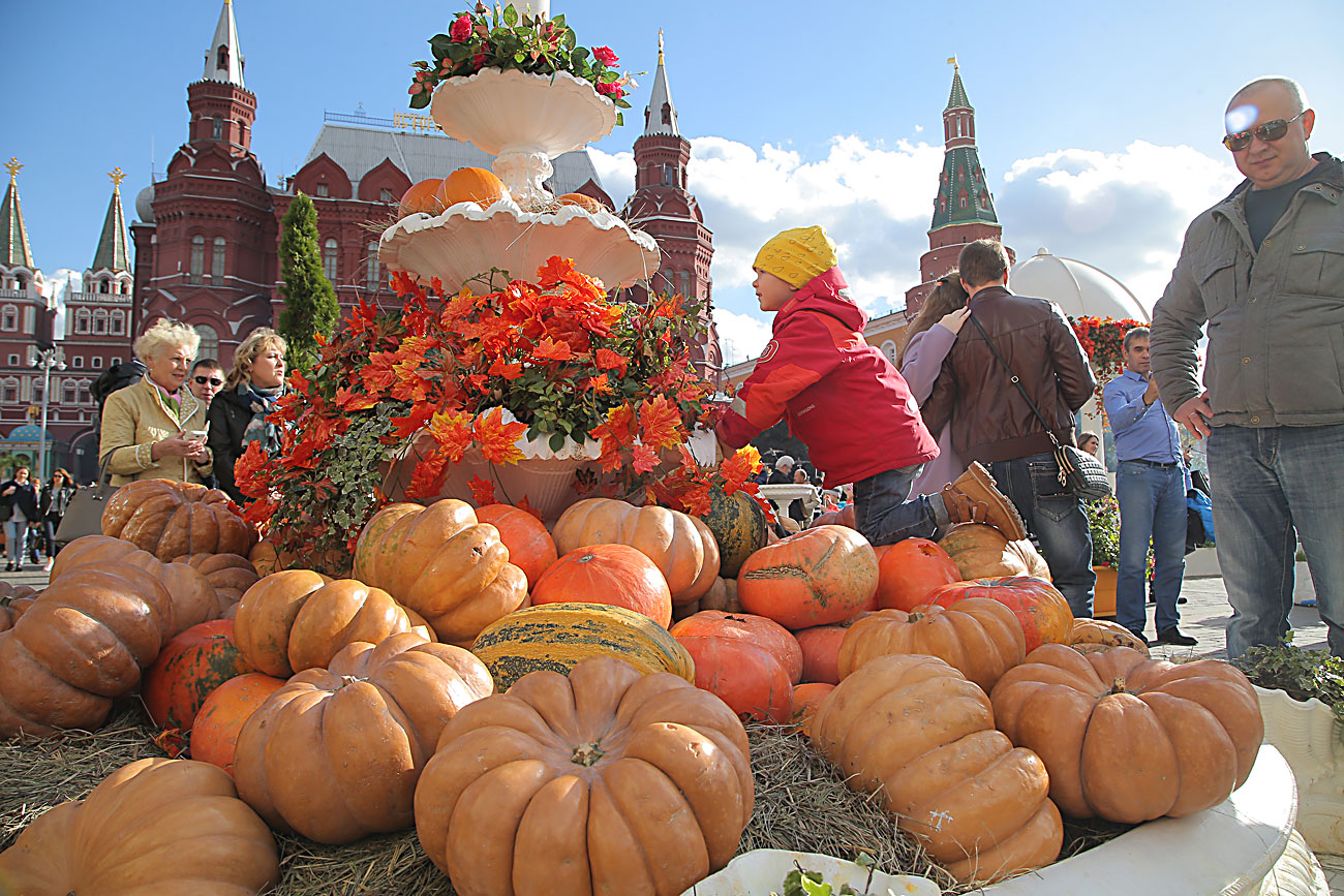 People attend the food festival Golden autumn at the Manezhnaya square in Moscow, Russia, 01 October 2016. The event runs from 23 September to 09 October.v
