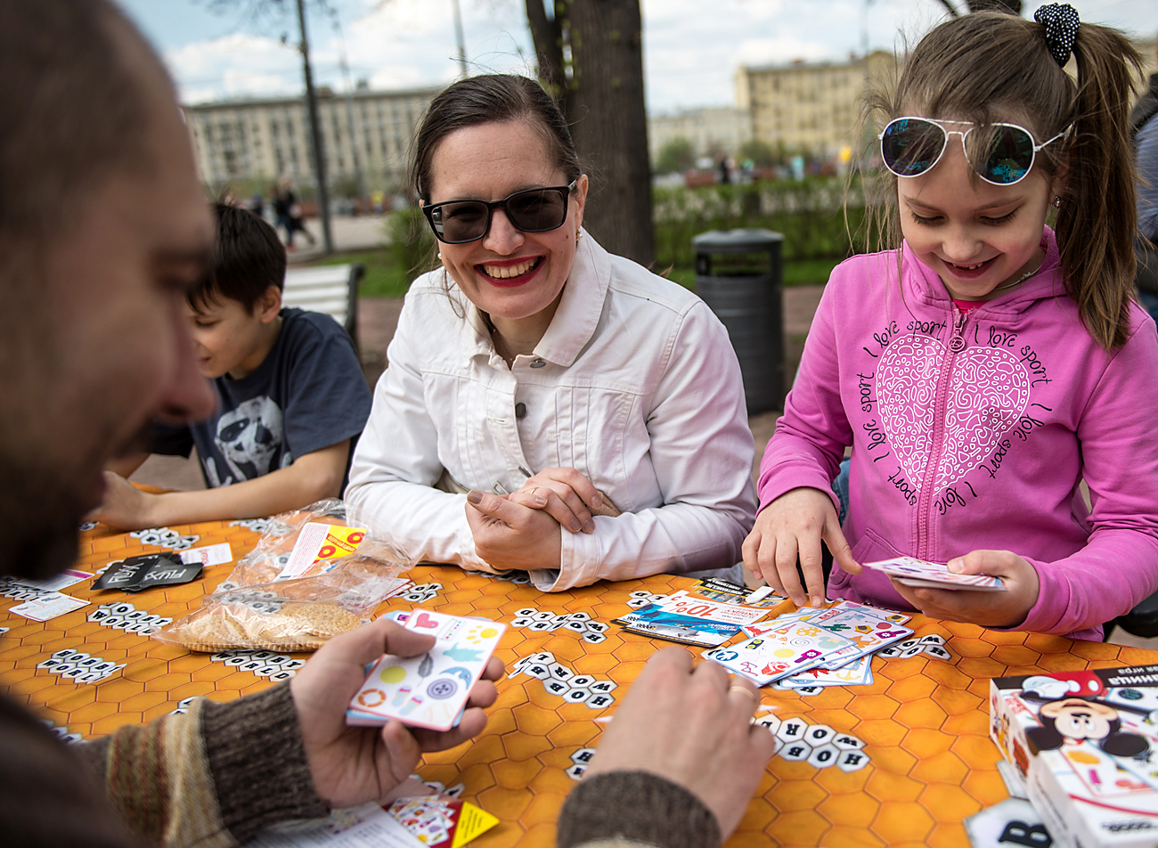 Des Moscovites jouent aux jeux de société au parc Gorki à Moscou.