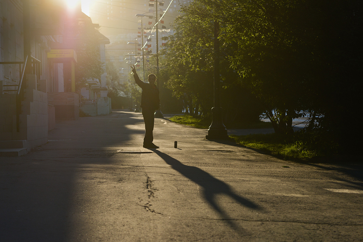 　夜間は日中と同じくらいの明るさだが、夜の生活はいつも通りだ。 人通りのない通りを歩く若いカップル、近所のバーでの酒盛りや、議論しているタクシー運転手など、何もかもが通常想像する夜中の様子と同じだ。