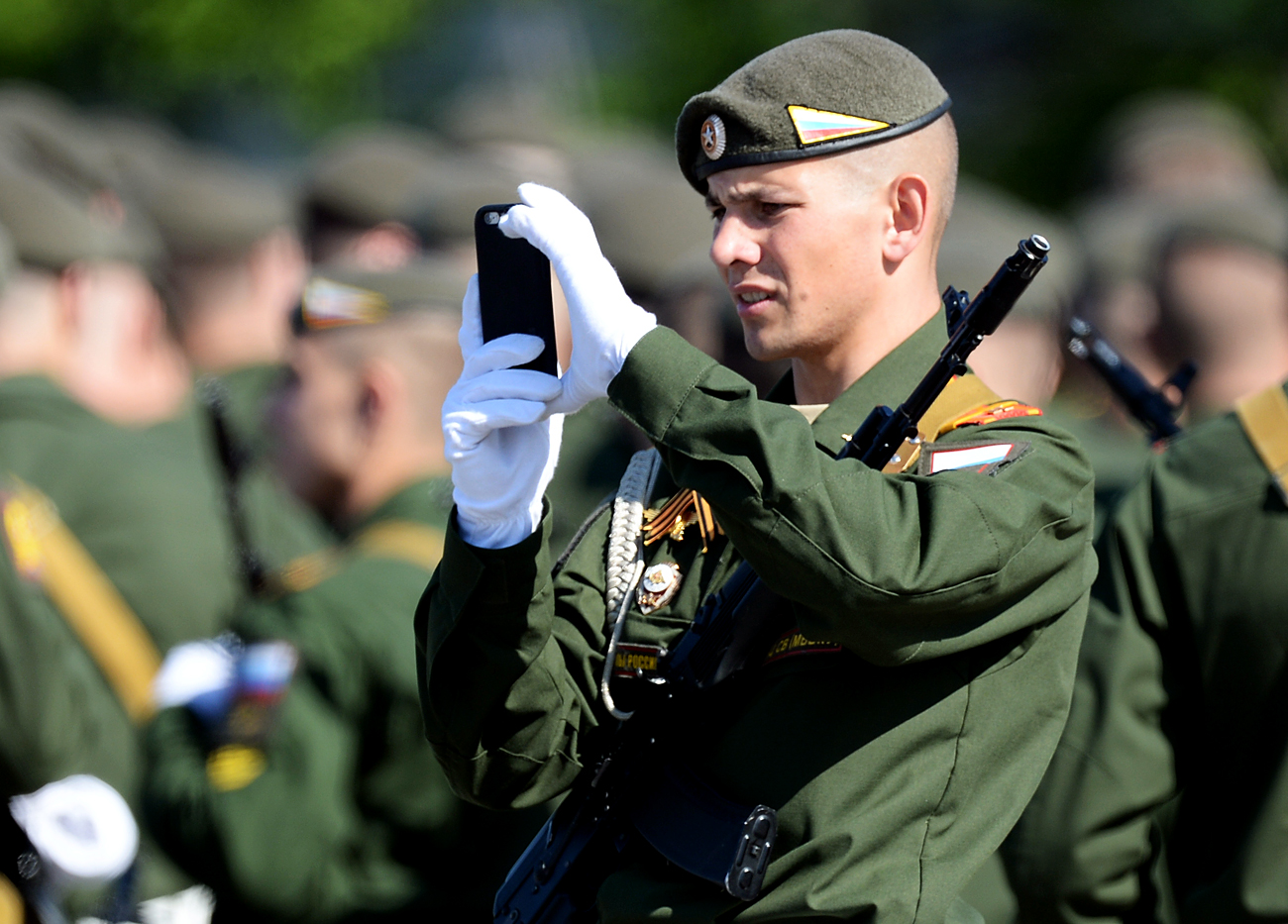 Tentara Rusia dalam parade militer di Lapangan Merah Moskow, memperingati 71 tahun kemenangan Rusia dalam Perang Patriotik Raya. 