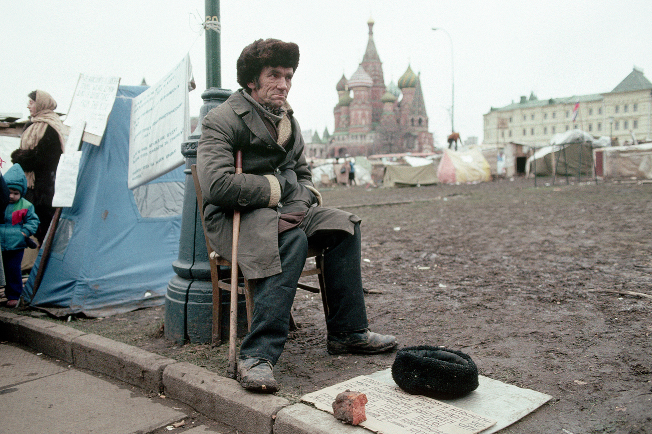 Im Jahr 1990 sitzt ein Obdachloser in der Nähe des Roten Platzes: Viele Menschen waren in der schwierigen Zeit der Wirtschaftsreformen von Armut betroffen.