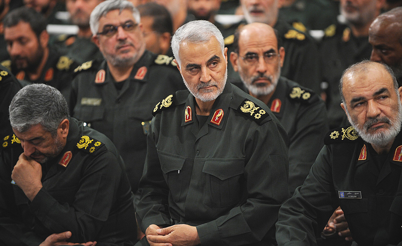 Le commandant de la Force Qods Qassem Soleimani avec le guide suprême de la Révolution islamique Ali Khameneï lors d’une réunion avec les Gardiens de la Révolution (GRI).  Téhéran, Iran, le 18 septembre 2016.