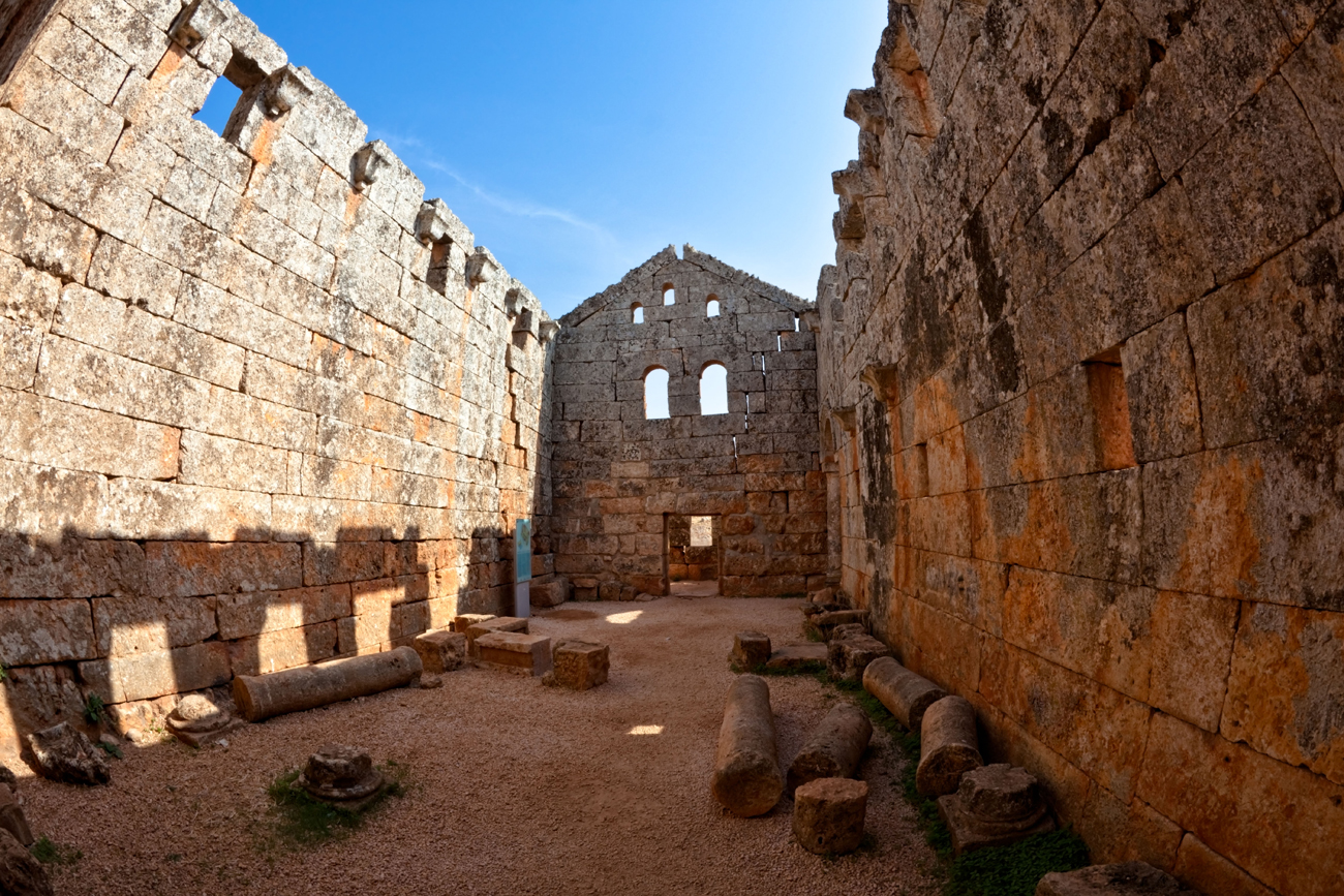 Serjilla je eno od »Mrtvih mest« v Siriji. Je unikat med rimsko-bizantinskimi ostanki in so jo v preteklosti nenadoma zapustili.