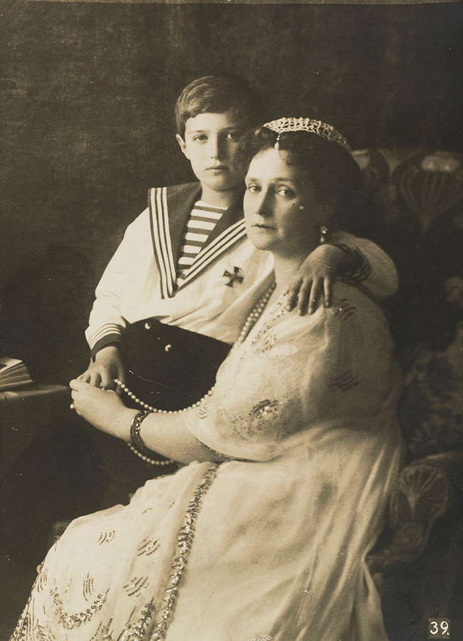 　ニコライ2世の唯一の息子には、血液凝固の制御が困難な病気である血友病が遺伝した。そのため、少しのかすり傷でも深刻な結果につながる可能性があった。 / アレクサンドラ・フョードロヴナ皇后と息子のアレクセイ、1913年。