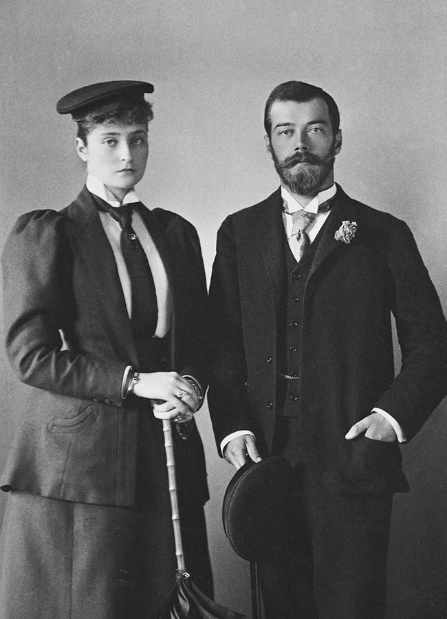 　両親の反対にもかかわらず、ニコライと最愛のアリックスは、ニコライの弟であるセルゲイを通じて手紙を送り合った。 / ニコライ・アレクサンドロヴィチ皇太子と将来皇后になるアリックス・フォン・ヘッセン、1894年。