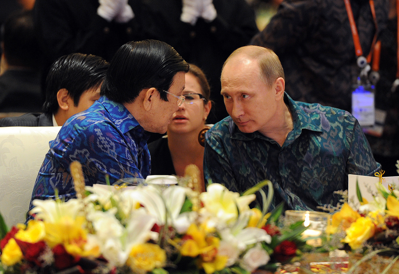 Presiden Rusia Vladimir Putin (kanan) selama resepsi yang diadakan Presiden RI Susilo Bambang Yudhoyono untuk menghormati para kepala negara dan pemerintah dari negara-negara peserta KTT APEC CEO 2013 yang diselenggarakan di Bali, 7 Oktober 2013. 