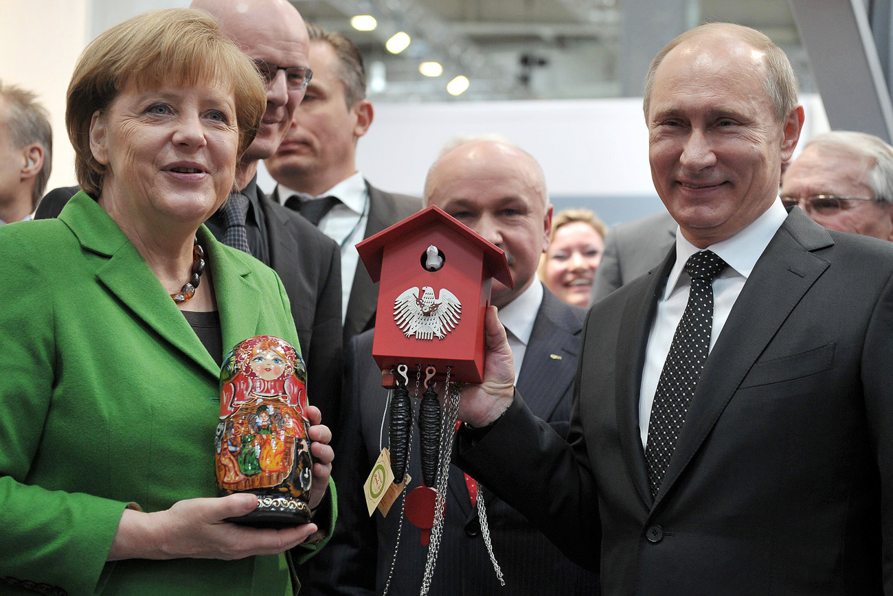 Германският канцлер Ангела Меркел и руският президент Владимир Путин на посещение на индустриалното изложение в Хановер, Германия, 8 април 2013 година.