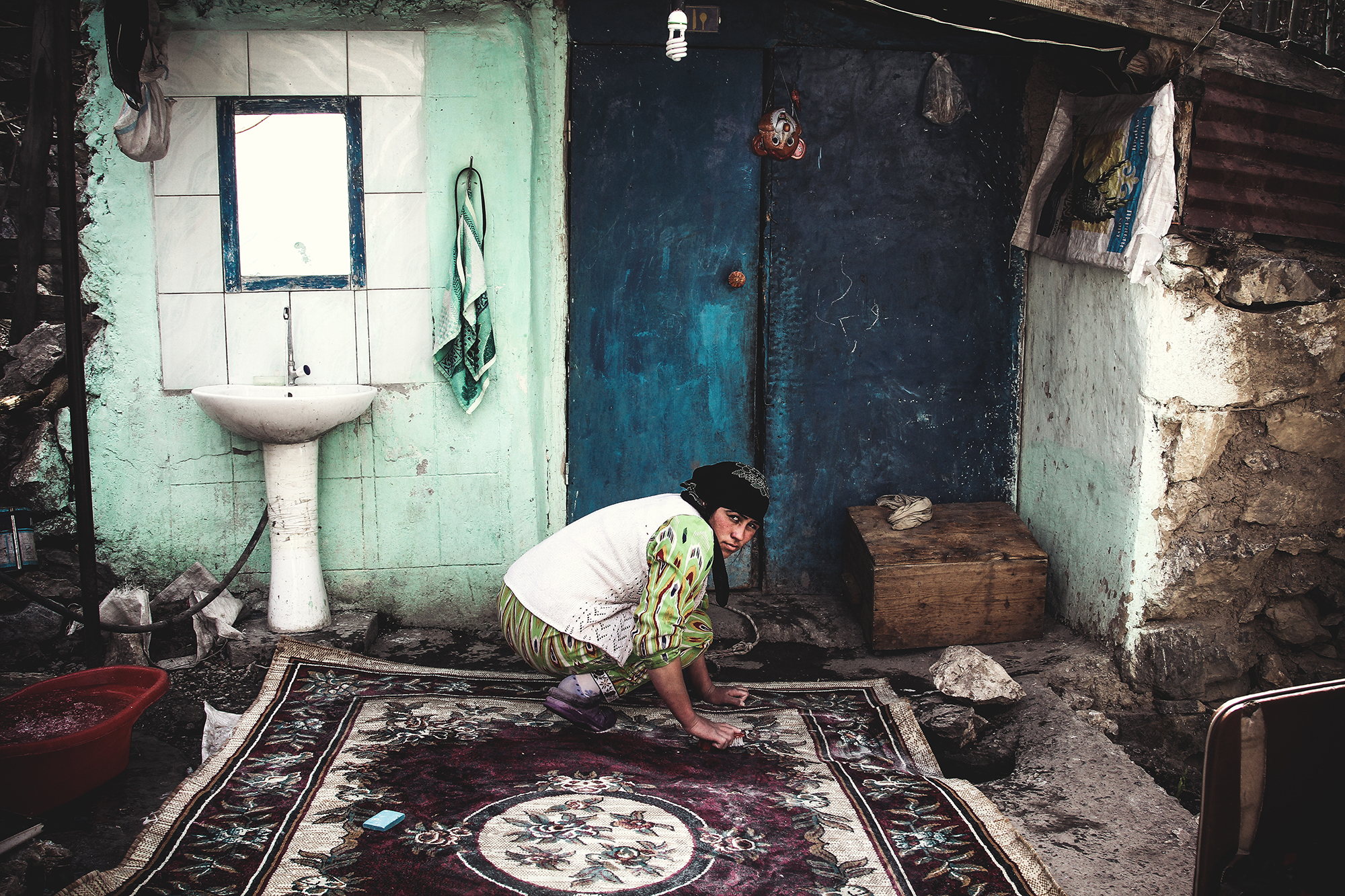 Biti jaka // Selo u kojem živi Anzurat nalazi se 8 km od ceste. Sve što ona ima u svojoj kući doneseno je rukama.