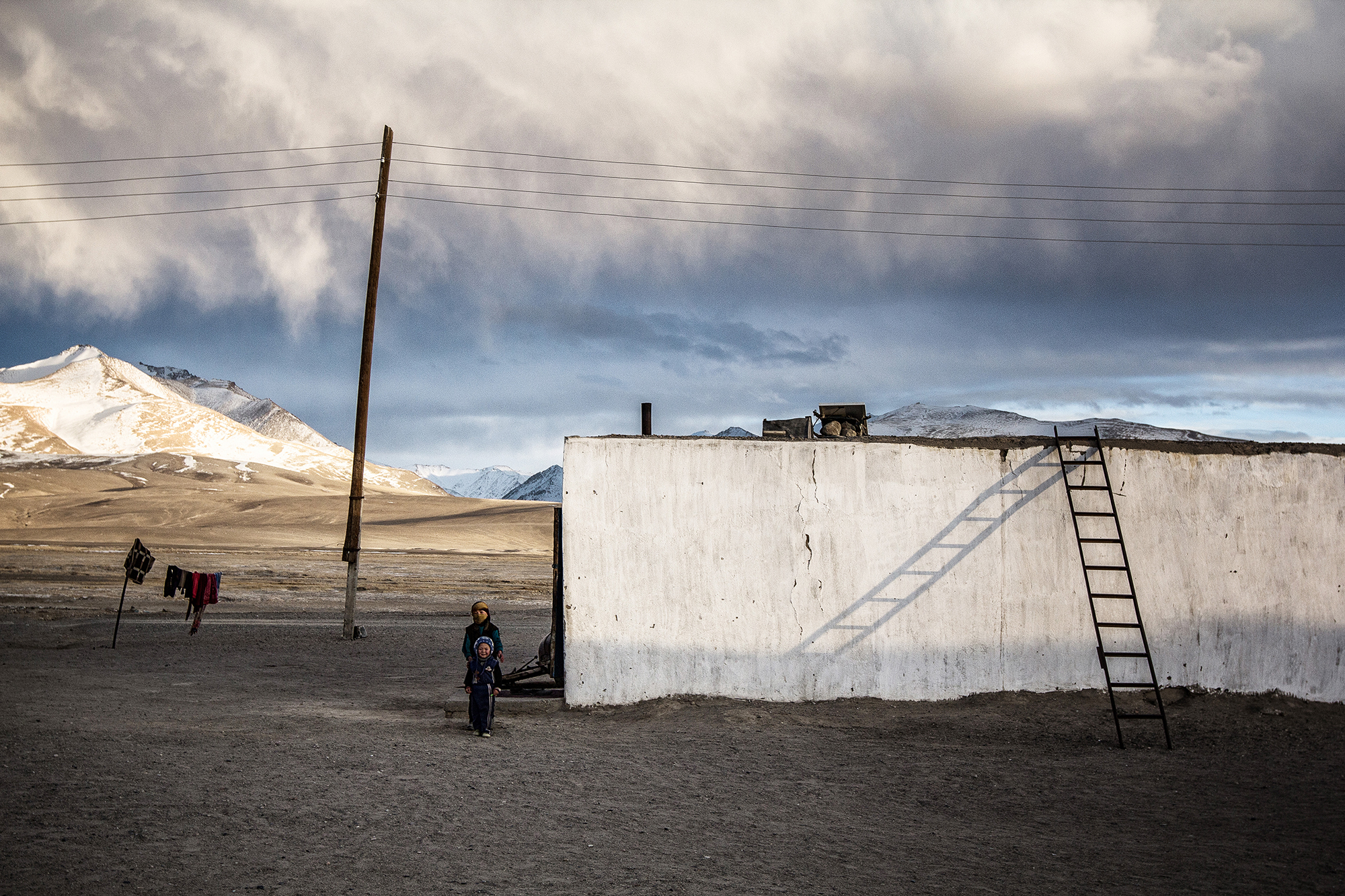 Grijati se // Selo Kara-Art u kojem živi Baizo nalazi se u pustinji Pamirskog gorja, gdje zimi temperatura pada do -45-50 stupnjeva Celzija.