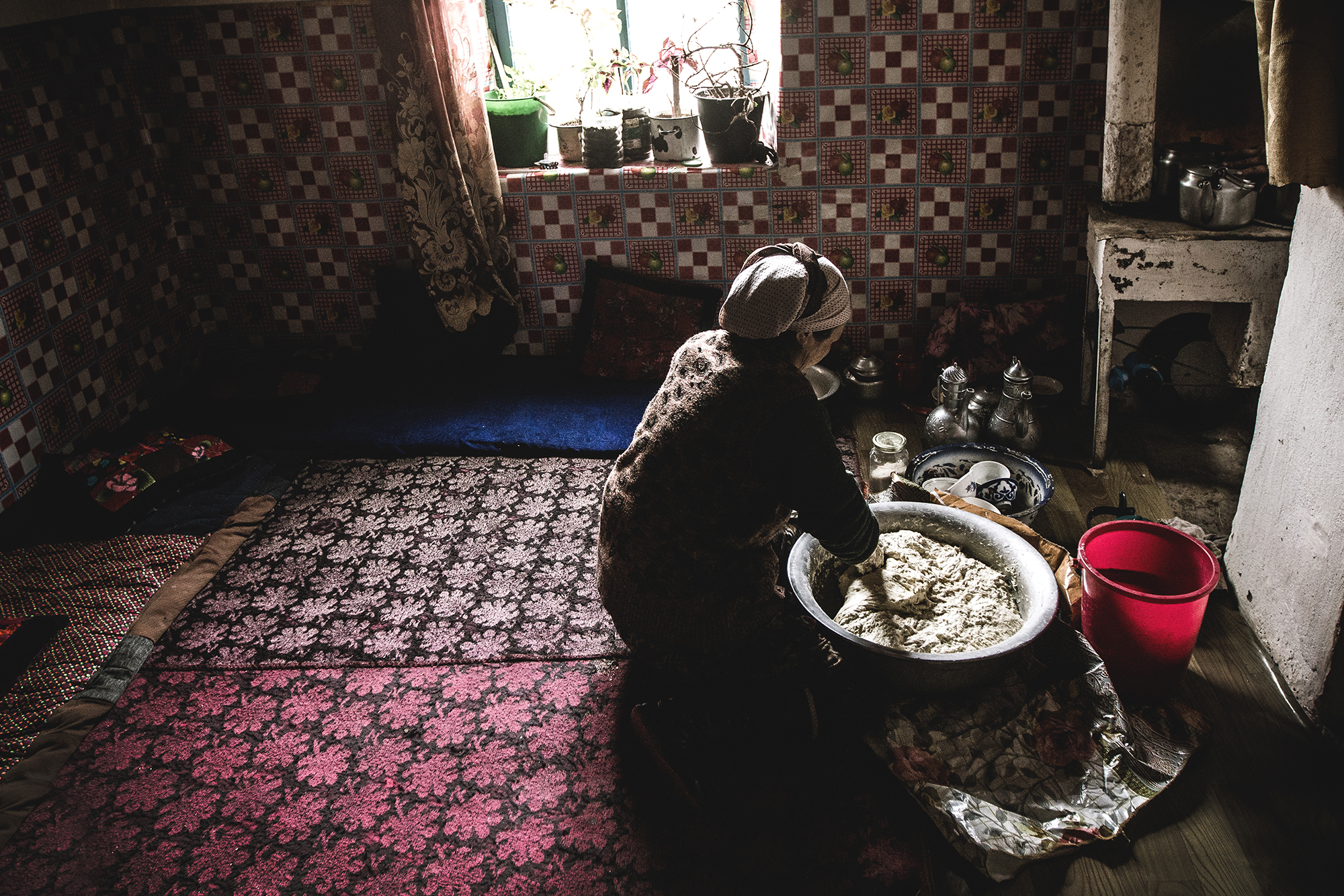 Rester jeune. Choukrona, 68 ans, s’occupe de ses quatre petits-enfants. Leurs parents sont partis travailler en Russie quand le plus jeune n’avait que sept mois.