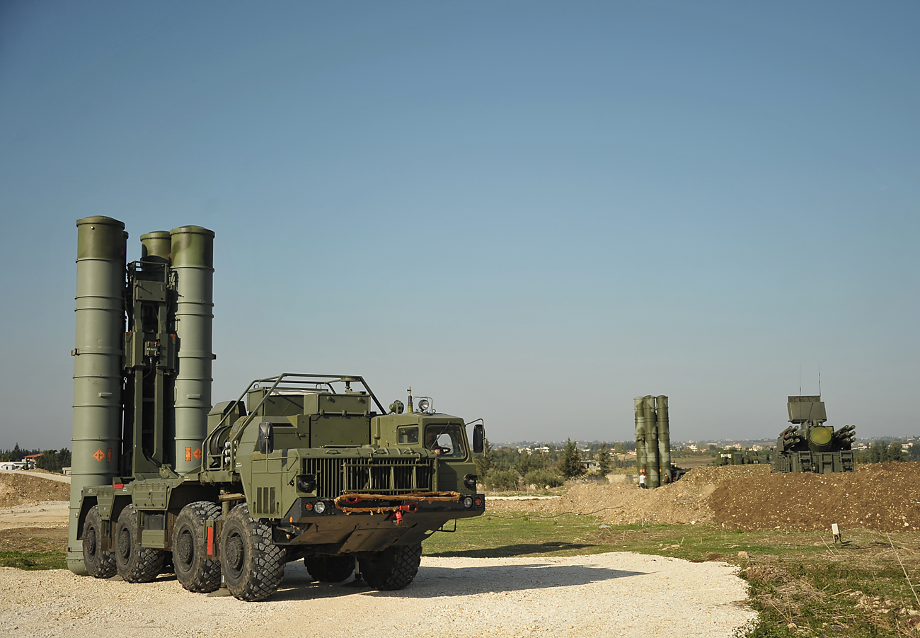Sistema de defesa S-400 posicionado na base aérea de Hmeimim, na Síria
