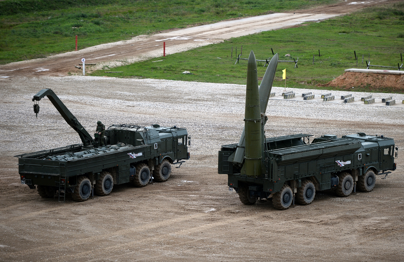 An Iskander-M missile system (R) during the military machinery show at the Alabino training ground held as part of the international military-technical forum ARMY-2016.