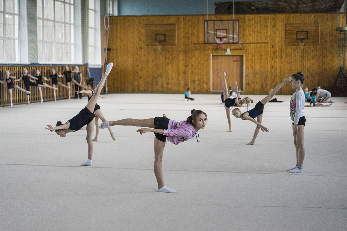 As usually seen from the other side, rhythmic gymnastics is a harmonious blend of art and dance. "This sport emphasizes femininity in girls, which is also inherent in Russian culture itself," according to the photographer Maria Babikova. 