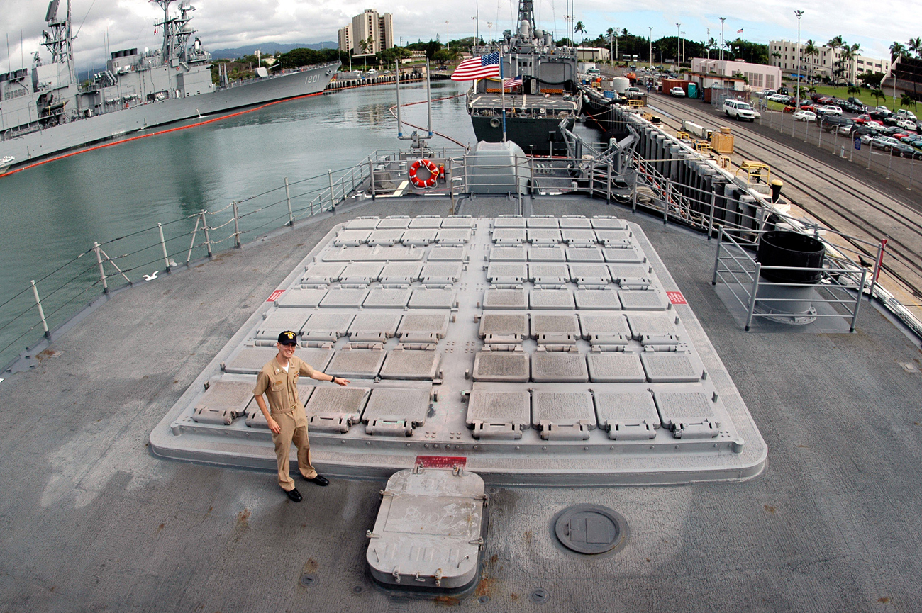 Letnan Daniel McFadden, petugas pengontrol tembakan dari Kapal AS Lake Erie, menunjuk sistem peluncuran vertikal di atas kapalnya di Pearl Harbor, Hawaii.