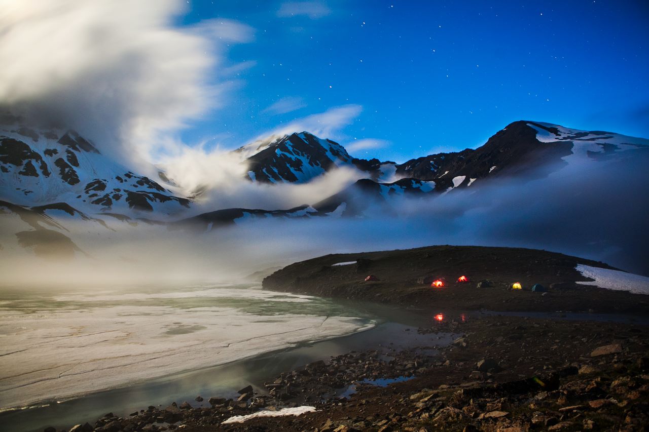 C’était le second jour de mon voyage sur l’Elbrous. Gravir la pente raide dans la neige avec un sac à dos pesant pendant 9 heures de suite était très éreintant, même avec des pauses. Mais le soir venu, nous avions une vue magnifique du lac Syltrankel, un bon dîner et des sacs de couchage secs. Quand vous êtes sur les pistes, vous appréciez les choses simples de tous les jours. Avant de me coucher, j’ai décidé de prendre une lampe de poche et d’aller me promener autour du camp pour filmer. Il y a un nuage de tempête à gauche de la photo. À peine 15 minutes plus tard, c’était le déluge.