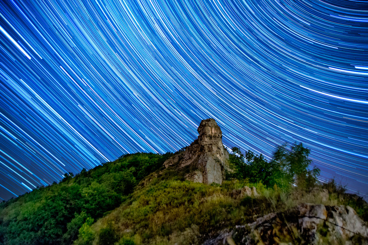 Camel Hill is located on the right bank of the Volga River in the Samarskaya Luka national park. The nearest villages are reachable from Samara by boat. The name comes from the unusual twin-peaked shape resembling a camel’s hump. Climbers use it for training. There were trekkers passing by all night, so I couldn’t leave the camera out. The bright blue of the sky is the result of the 3am dawn. It’s barely discernible to the naked eye, but over long exposures the camera matrix picks up far more light than the human eye.