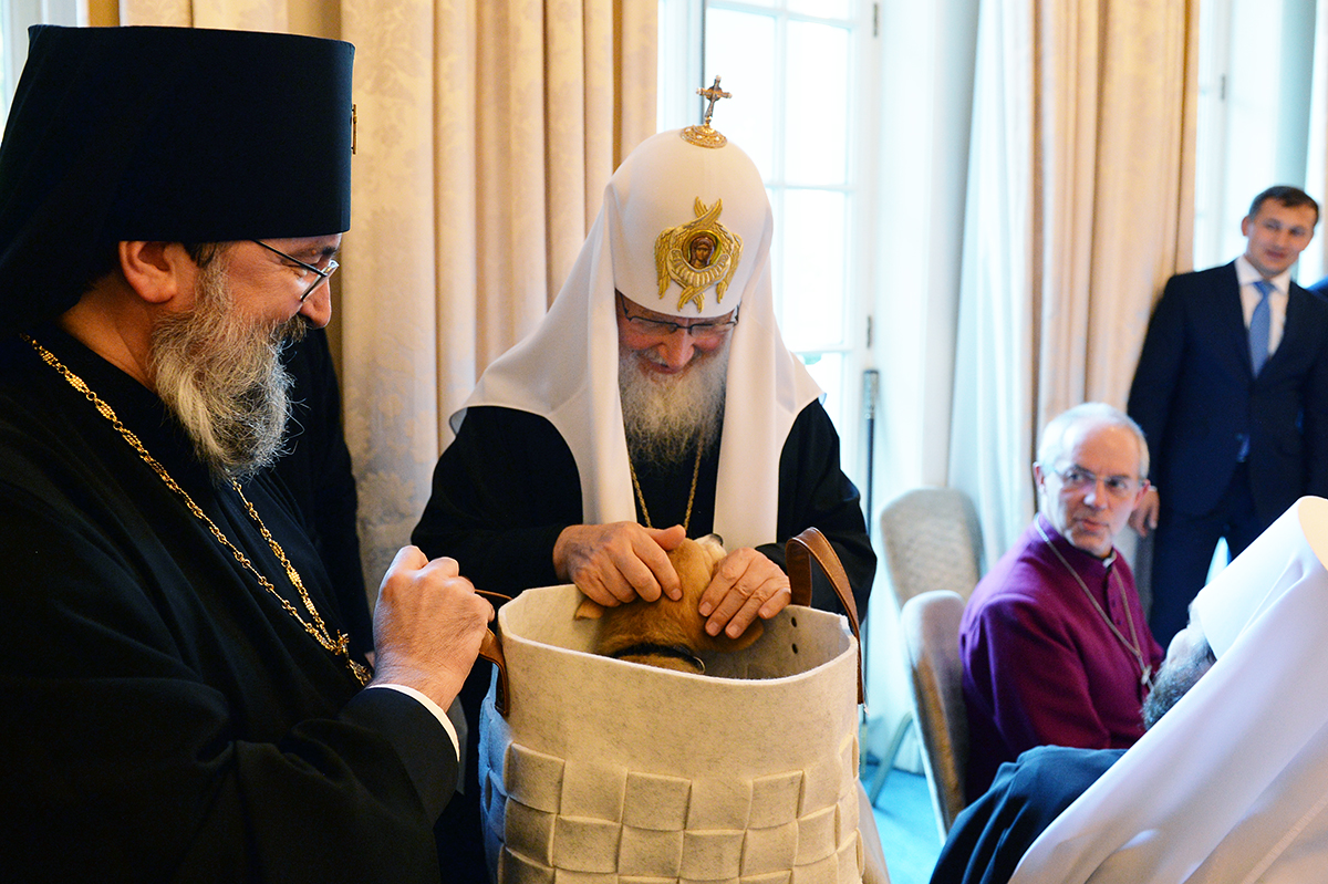 Patriarch Kirill receives corgi.