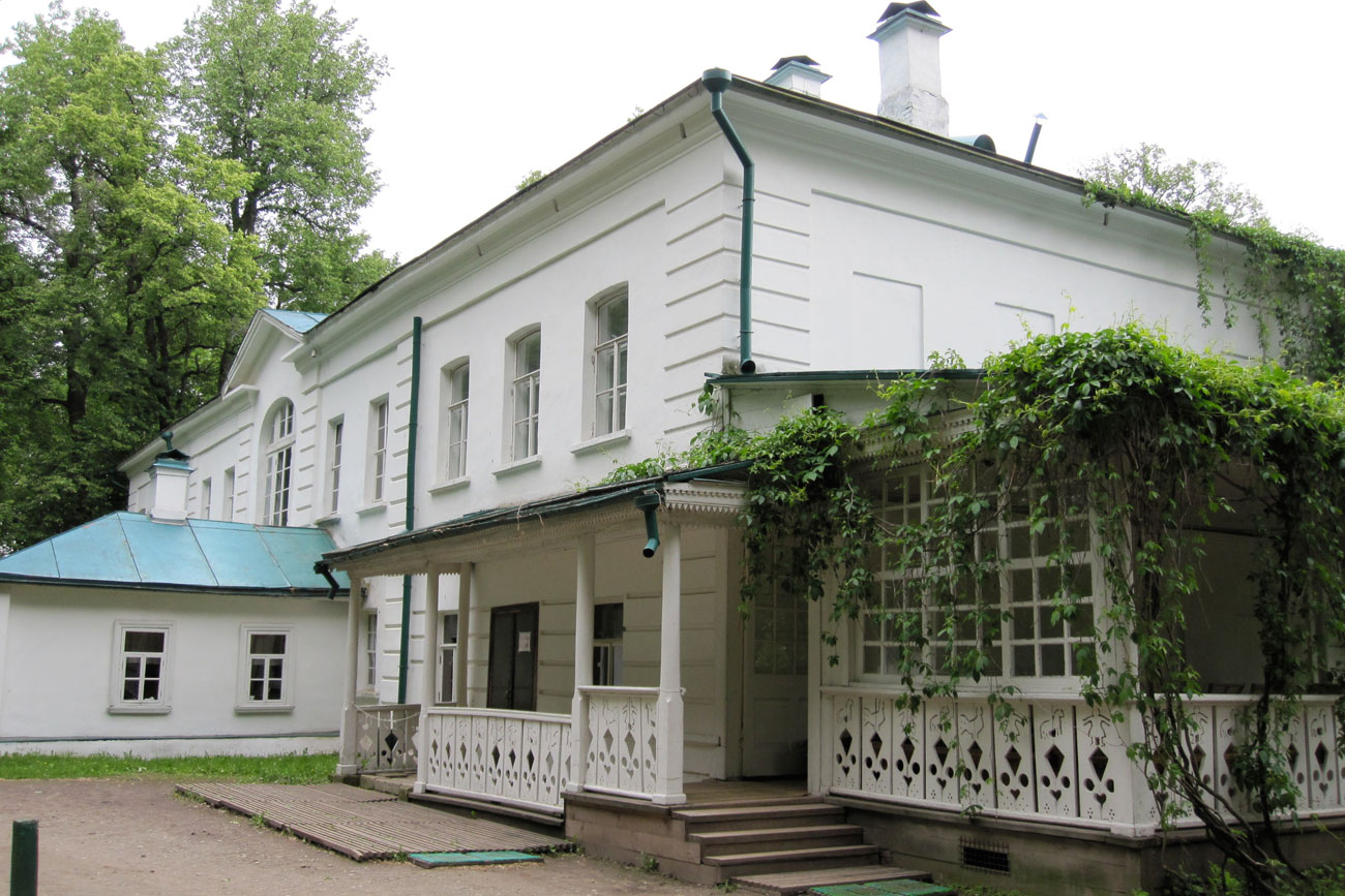 Къщата на Толстой в Ясна поляна (на 200 км южно от Москва), където писателят е роден, живее до 82-ата си година и е погребан.