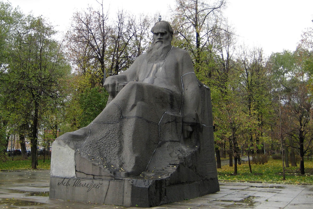 Гигантска статуя на писателя се извисява в края на улицата на Девическото поле в Москва. Именно тук Пиер вижда как пленилите го французи екзекутират затворници във "Война и мир".