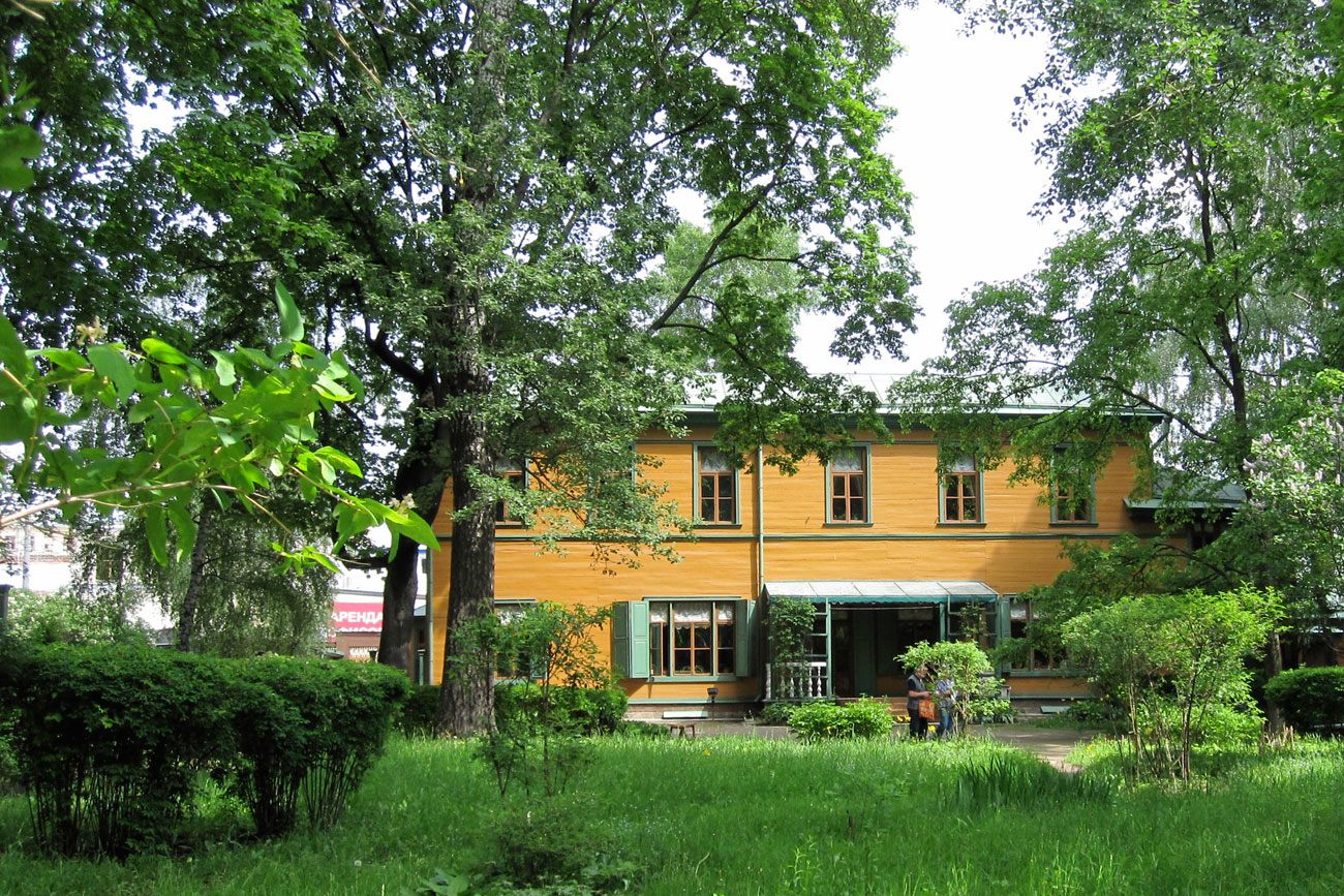 Къщата на Толстой в Хамовники, или Тъкачния квартал в Москва, е популярно сред туристите място. 
