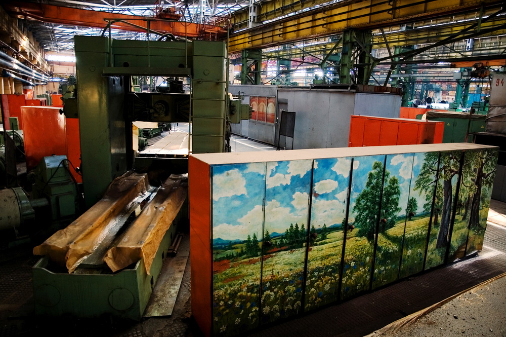 Vlasov ha lavorato come artista di fabbrica dagli anni Sessanta agli anni Novanta: realizzava slogan e poster satirici, e dipingeva muri e armadietti all’interno degli impianti industriali della sua città