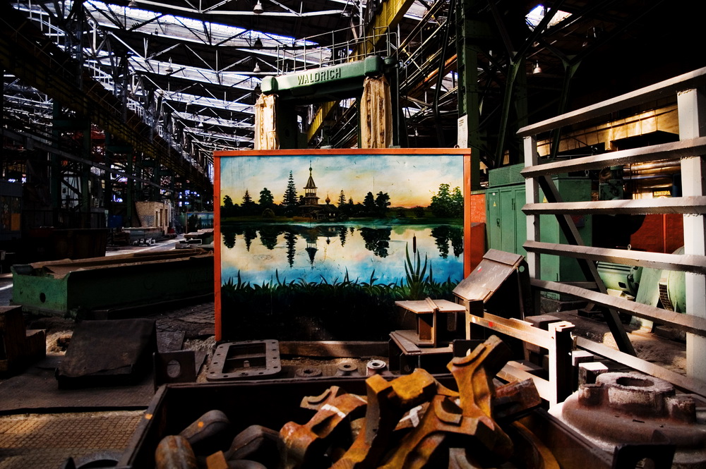 In den Achtzigern entdeckte er ein neues Format, um den Industrie-Alltag der Belegschaft zu verschönern: Er fing an, Landschaftsbilder berühmter russischer Künstler auf den Werkzeugspinden in den Werkshallen nachzumalen.