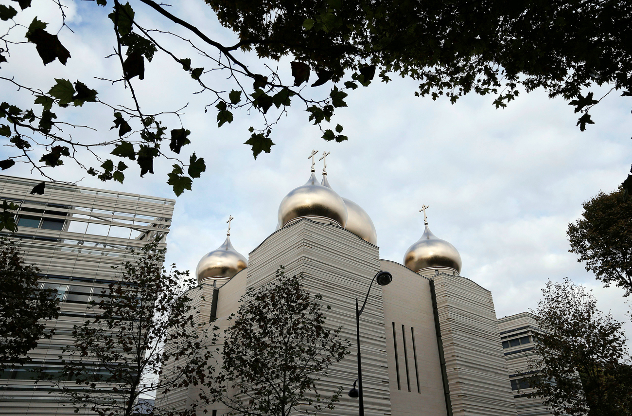 Поглед на рускиот православен соборен храм „Св. Троица“ и Рускиот духовно-културен центар во Париз, Франција. 