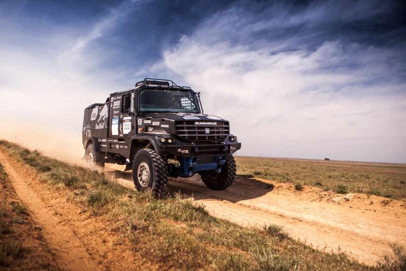 The new KAMAZ model will be easily recognizable due to its unusual color. Instead of the usual bright-blue hues that gave the team its nickname “Blue Armada,” the new truck is dressed in a monochrome black “tuxedo.”