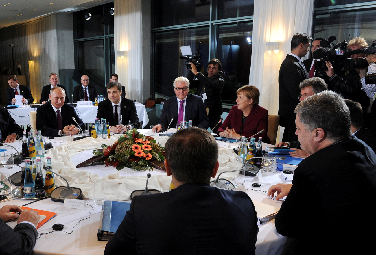 Wladimir Putin, sein persönlicher Berater Wladislaw Surkow, Frank-Walter Steinmeier und Angela Merkel während der Gespräche in Berlin. 