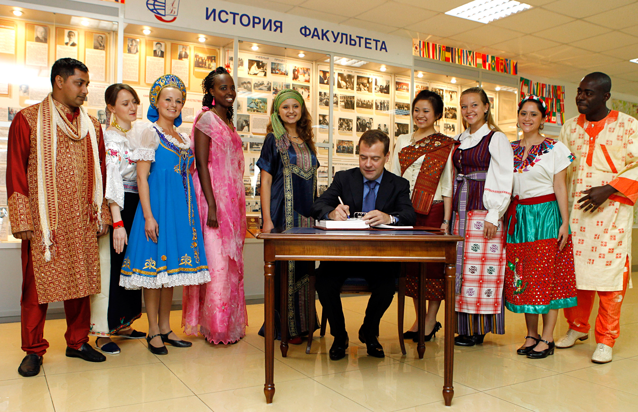 Дмитриј Медведев са студентима факултета РУДН.