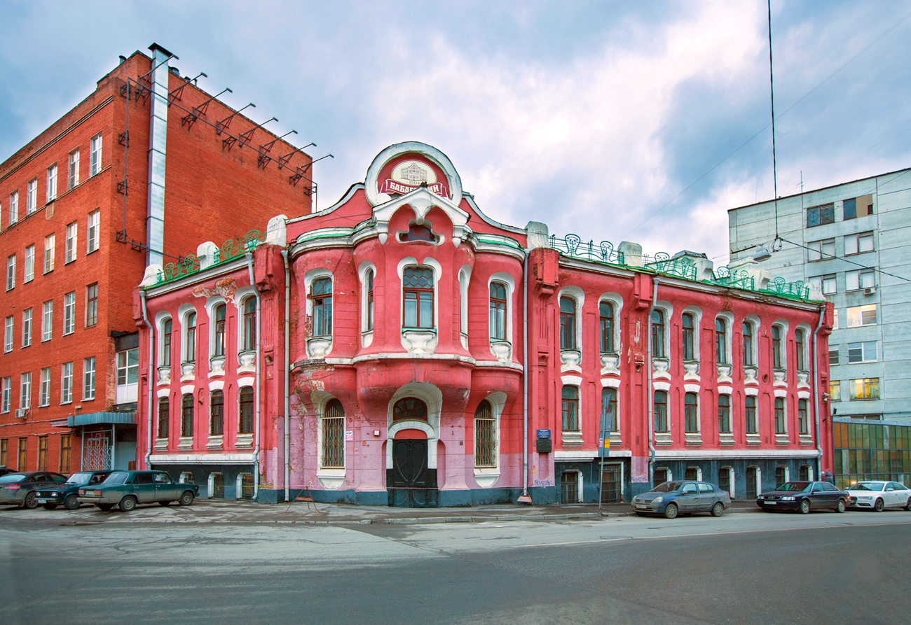 Die Süßwarenfabrik Babajewski ist in der ehemaligen Villa der Abrikossow-Dynastie in der Krasnosselskaja-Straße in Moskau untergebracht. Anfang des 19. Jahrhunderts wurden hier Süßigkeiten aus Früchten produziert.