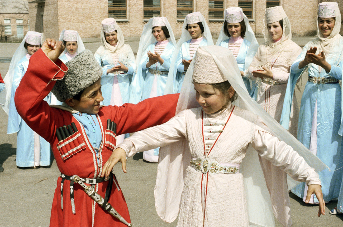 러시아, 북오세티아의 주아리카우 마을에서의 아이들은 전통 춤을 추는 모슴.