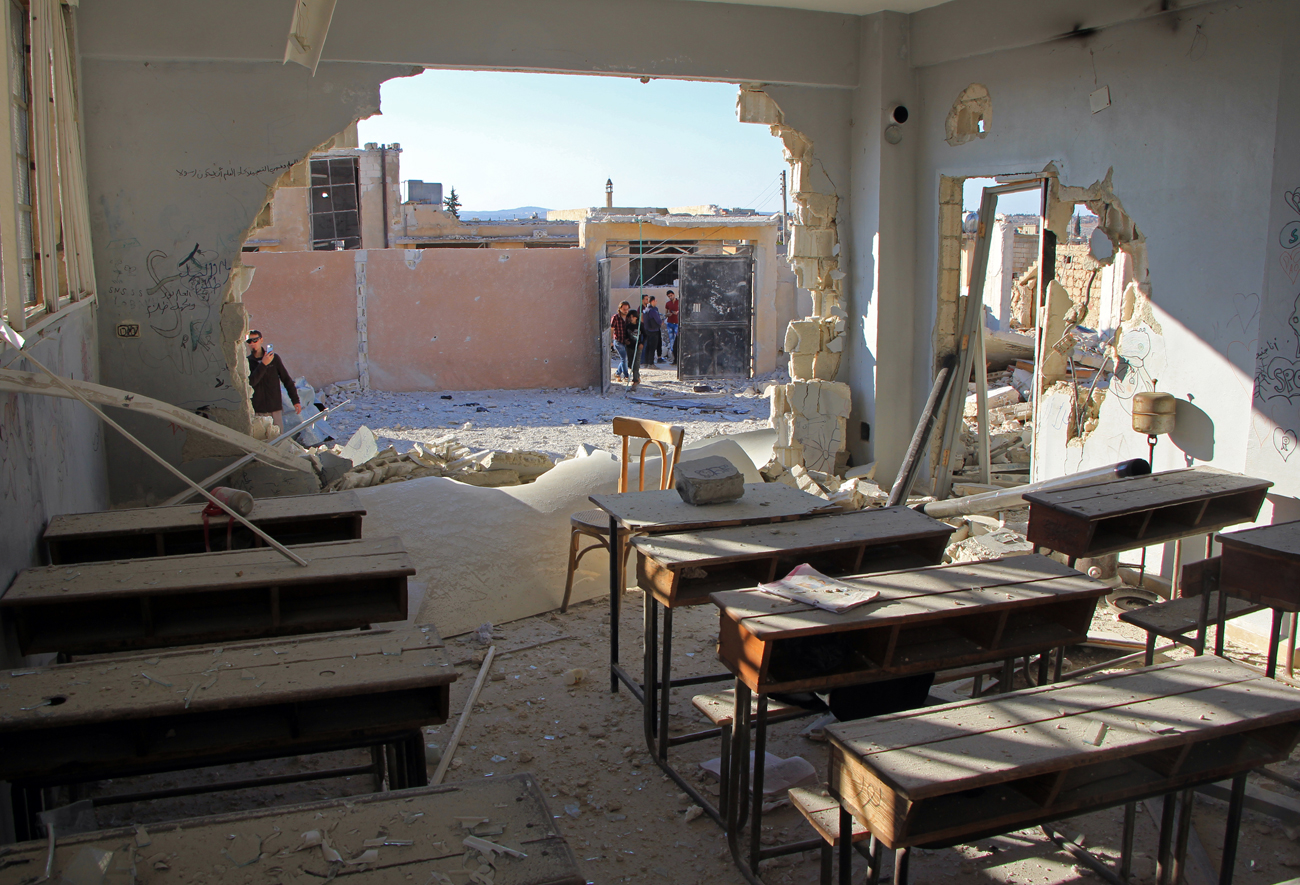 Na posnetku je vidna uničena učilnica v šoli v sirski vasi Hass, v sirski provinci Idlib, kar naj bi bila posledica letalskega napada, do katerega je domnevno prišlo 26. oktobra 2016.