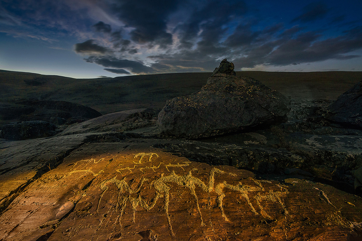 Bergpfade blieben nicht nur im Gedächtnis Einheimischer erhalten, sondern auch als Petroglyphen auf alten Felssäulen, Brocken und Steinhaufen. / Eine Kamel-Karawane am Jelangasch-Fluss. Bronzezeit.