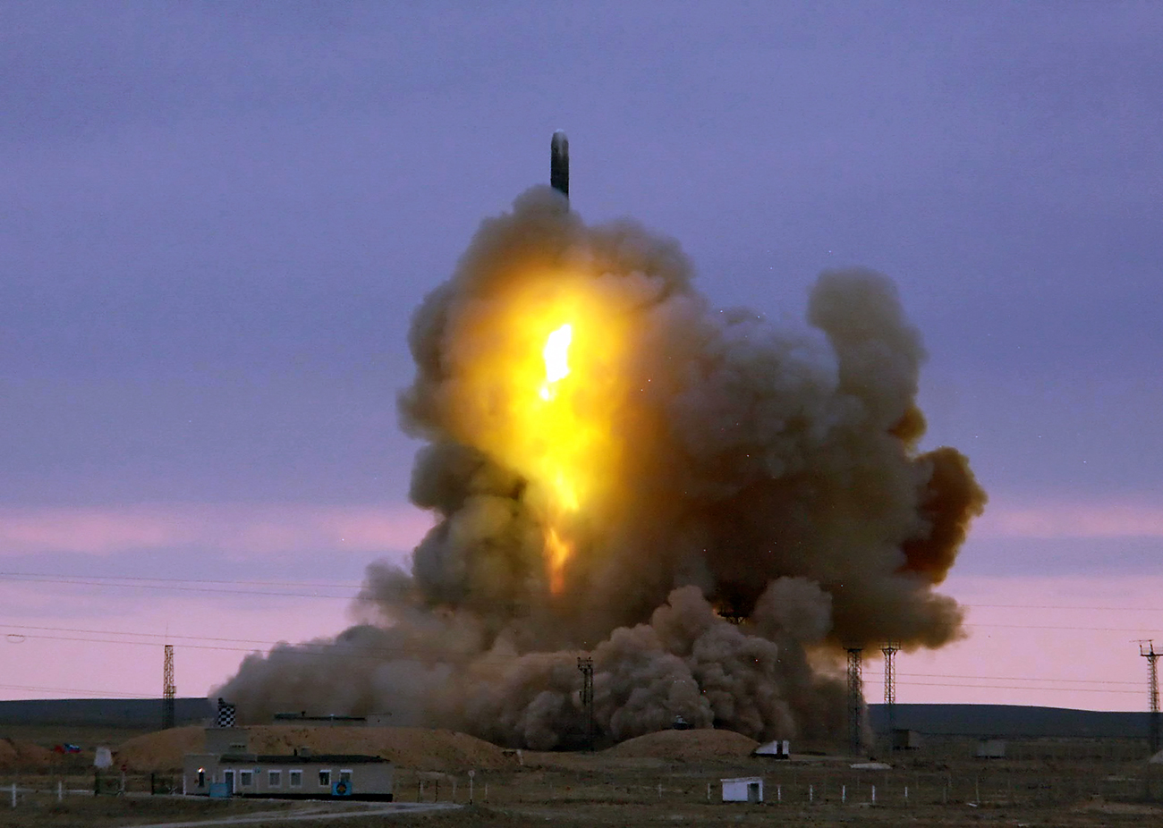Lançamento de míssil balístico intercontinental a partir do Cosmódromo de Baikonur