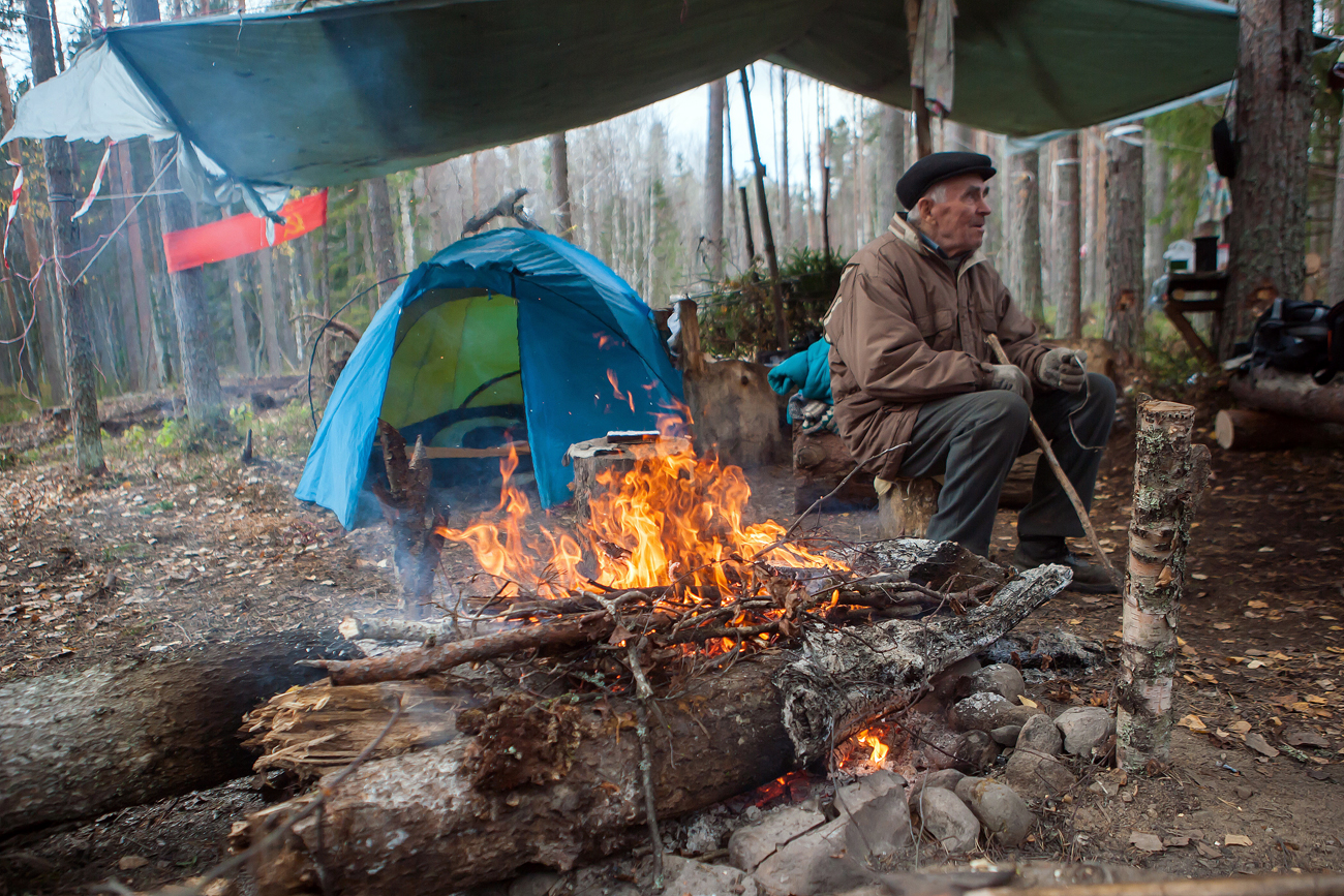 Vasily Diykov, a defender of the Suna forest in Kondopozhsky District. Elderly people from the village of Suna have set up a camp to defend the forest from being cut out by the Saturn Nordstroy company. The company is to start excavating a sand and gravel pit in the Suna forest; this can lead to forest destruction, as well as extinction of Lobaria pulmonaria, a seriously endangered species of lichen