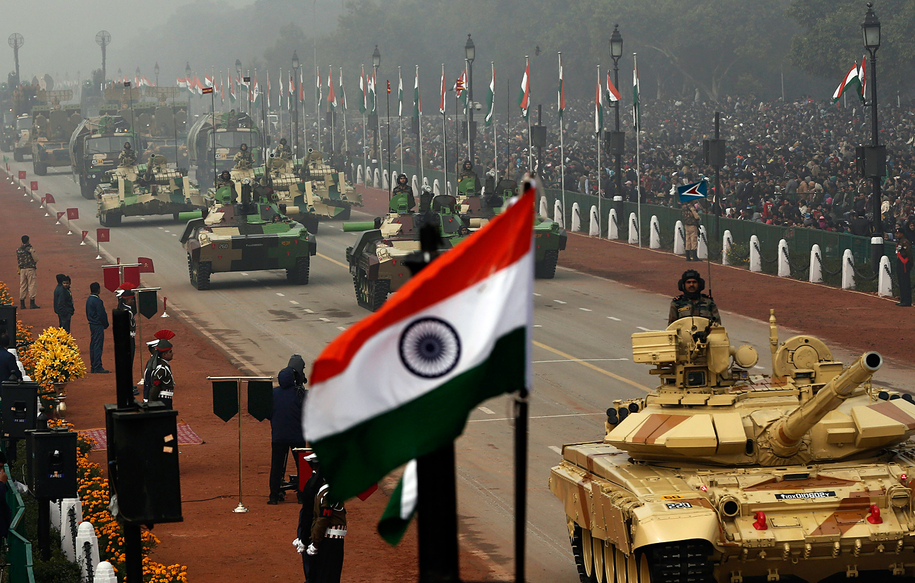 Tank-tank Arjun (tank tempur utama/MBT) MK-I Tentara India dipamerkan selama parade Hari Republik di New Delhi 26 Januari 2014.